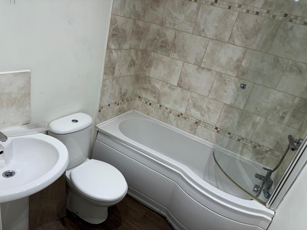 Lot: 63 - TWO-BEDROOM PENTHOUSE WITH ROOF TERRACE AND SEA VIEWS - Bathroom